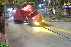 Tài xế vào cua bất cẩn, xe container lật nhào giữa đường