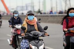 Mưa rét chưa kết thúc, người dân miền Bắc lại phải cần ô, áo mưa để ra đường