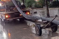 Hà Nội: Va chạm với xe ba bánh tự chế chở sắt thép, người đi xe máy tử vong tại chỗ