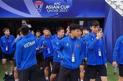 Tuyển Việt Nam ghi lại kỷ niệm tham quan sân Asian Cup