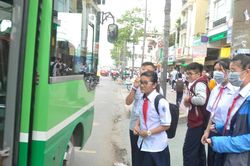 Đừng làm khó học sinh đi xe buýt