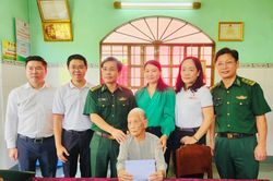 Trao tặng 456 phần quà Tết cho các gia đình chính sách huyện Cần Giờ trong Chương trình 'Xuân Biên phòng ấm lòng dân bản'