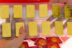 Giá vàng vọt tăng mạnh ngày cuối tuần