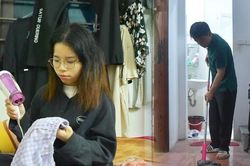 Thời tiết nồm ẩm, người Hà Nội lấy máy sấy tóc làm khô quần áo