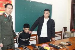 Bắt đối tượng buôn ma túy, thu cả 'kho' vũ khí nóng