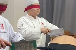 Đầu bếp bịt mắt trổ tài 'dao pháp', lấy lưng người làm thớt