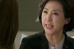 Đi làm về thấy ảnh cưới của hai vợ chồng vứt trong thùng rác, càng sốc hơn khi thấy người đứng nấu cơm cùng mẹ chồng