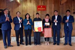 Gắn biển nhà đại đoàn kết và tặng quà gia đình chính sách Điện Biên