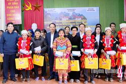 Tặng 120 suất quà Tết cho hộ nghèo, hộ có hoàn cảnh khó khăn xã Khuôn Hà