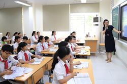 Tăng 70.000 học sinh trong năm tới, Hà Nội giải quyết bài toán quá tải thế nào?