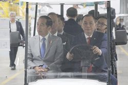 Ông Phạm Nhật Vượng lái xe chở Tổng thống Indonesia thăm nhà máy VinFast