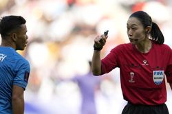Nữ trọng tài đầu tiên trong lịch sử Asian Cup: nước rút không kém nam giới, từng bắt ở J-League và Cúp C1 châu Á, vẫn độc thân