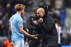 Bruyne giúp Man City thắng Newcastle, phả hơi nóng vào Liverpool