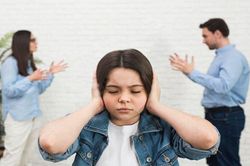 Chồng ngoại tình, tôi có nên giao con con cho anh nuôi sau khi ly hôn?