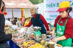Hàng ngàn người đội mưa rét thưởng thức trăm món chay độc lạ tại Hà Nội