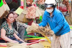 Buồn vui lẫn lộn vào dịp Tết tại làng chổi đót duy nhất ở TP.HCM