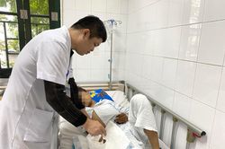 Chơi pháo tự chế, 3 thiếu niên bị nổ nát tay