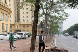 2 thiếu niên đi xe máy tự ngã văng lên vỉa hè, 1 người tử vong