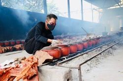 Làng Vũ Đại rực lửa vụ Tết, đeo kính bơi kho cá thâu đêm