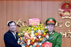 Thiếu tướng Nguyễn Quốc Hùng làm Ủy viên Thường trực Ủy ban Quốc phòng và An ninh