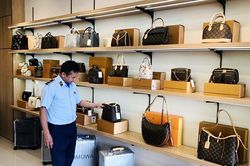 Đà Nẵng: Liên tiếp phát hiện các cơ sở kinh doanh hàng giả Louis, Vuitton, Chanel