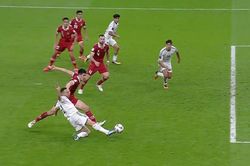 Iraq hạ Indonesia nhờ bàn thắng gây tranh cãi