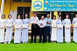 Đồng Tháp: Trao học bổng 'Nuôi dưỡng ước mơ' tặng học sinh vượt khó, hiếu học