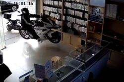 Mô tô 'bay' thẳng vào cửa hàng điện thoại, biker lộn nhào