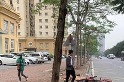 Đi xe máy tự ngã, văng lên hè tử vong