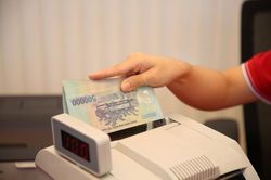 Thêm nhà băng giảm, lãi suất ngân hàng vẫn có nơi trên 10%: Có 500 triệu đồng gửi tiết kiệm nhận lãi ra sao?