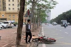 Hai thanh niên đi xe máy tự ngã, văng lên vỉa hè thương vong