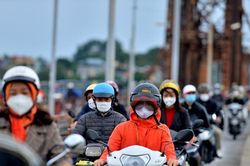 Hà Nội sáng sớm có sương mù, mưa nhỏ rải rác