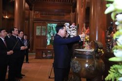 Chủ tịch nước Võ Văn Thưởng dâng hương tưởng niệm Chủ tịch Hồ Chí Minh