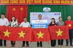 Báo Người Lao Động trao tặng cờ Tổ quốc cho ngư dân tỉnh Trà Vinh