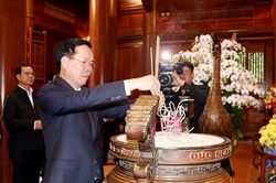 Chủ tịch nước Võ Văn Thưởng dâng hương tưởng nhớ Chủ tịch Hồ Chí Minh tại Khu di tích Quốc gia đặc biệt Kim Liên