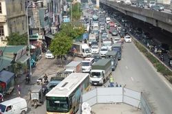 Loạt lô cốt khủng bủa vây đường Nguyễn Xiển, người dân vật vã 'qua ải' ùn tắc