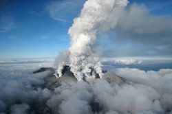 Indonesia: Núi lửa Dokono phun trào tro bụi cao 1,7 km