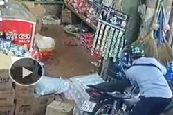 Trộm bẻ khóa xe máy, chủ xe xem camera 'giận' vì điều này