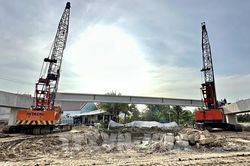 Lắp đặt dầm cầu đầu tiên trên tuyến cao tốc Châu Đốc - Cần Thơ - Sóc Trăng