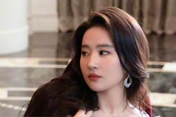 Lưu Diệc Phi lộ ảnh đi hẹn hò với bạn trai, nhan sắc thế nào mà được khen xứng danh nữ thần