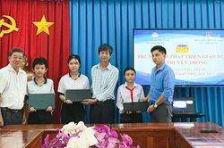 Trao học bổng và máy tính cho học sinh xã Vĩnh Phước