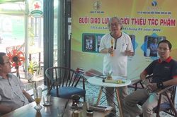 Giao lưu, giới thiệu tác phẩm và tặng sách của 2 nhà báo