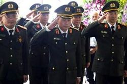 Đoàn công tác Bộ Công an viếng Trung tá Trần Duy Hùng