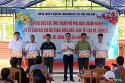 Bộ tư lệnh Vùng 5 Hải quân mang quà Tết đến với cán bộ, chiến sĩ đảo Hòn Khoai