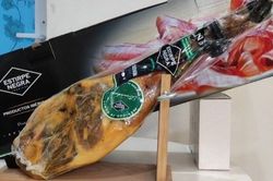 Vì sao đùi heo muối Iberico đắt nhưng vẫn được chọn mua dịp Tết?