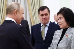 Tổng thống Putin gặp Bộ trưởng Ngoại giao Triều Tiên