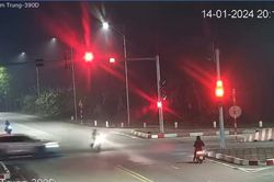 Xe máy bị ôtô đâm văng vì cố vượt đèn đỏ, 2 người tử vong
