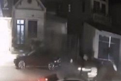Vụ cô gái đi xe máy gặp nạn bay lên nóc ô tô: Vì tiếng pô nổ to