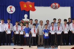 Trao 10 suất học bổng cho học sinh có hoàn cảnh khó khăn