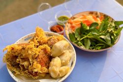 Bắt vị món bánh tráng chả mực giã tay, bán ngày nào nhập hàng từ Phan Thiết ngày đó